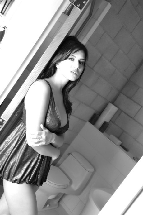 Den fantastiske indiske MILF Sunny Leone viser sine falske bryster frem i en B&W-scene