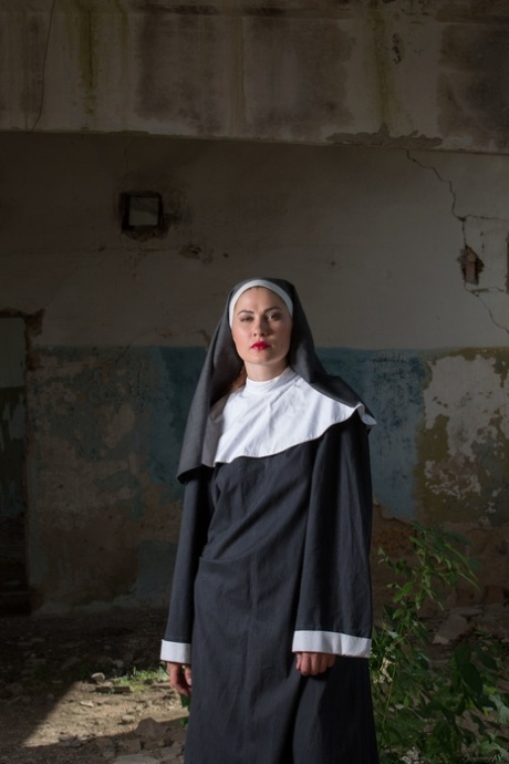 A freira Ucraniana Judith Able despe - se e toca nas suas mamas e Ratas suculentas