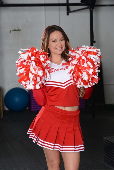 Den hvite collegejenta Brooke Beretta kler av seg cheerleader-uniformen.