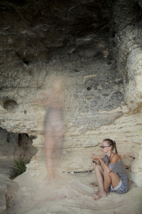 Sexy dospívající Milena D a Nika n tvář jezdit a jíst navzájem v jeskyni