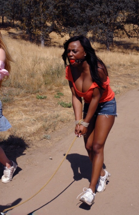 Ebony Babe Jada Fire stellt ihre großen Brüste in einer BDSM-Session mit einem weißen Mädchen zur Schau