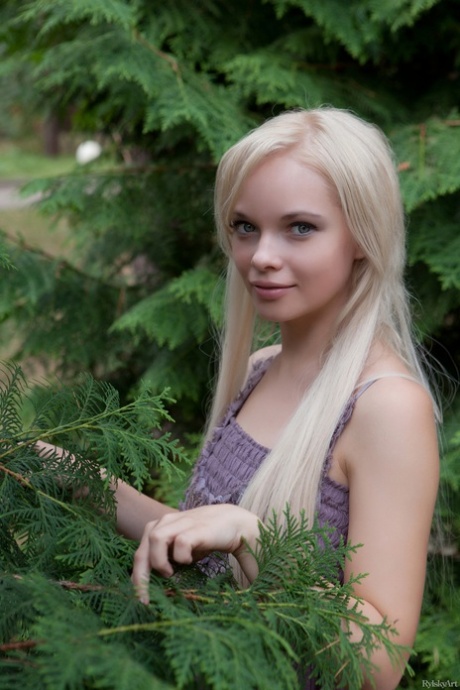 Mädchen mit blondem Haar Feeona hebt ihr Kleid hoch und zeigt ihre Vagina