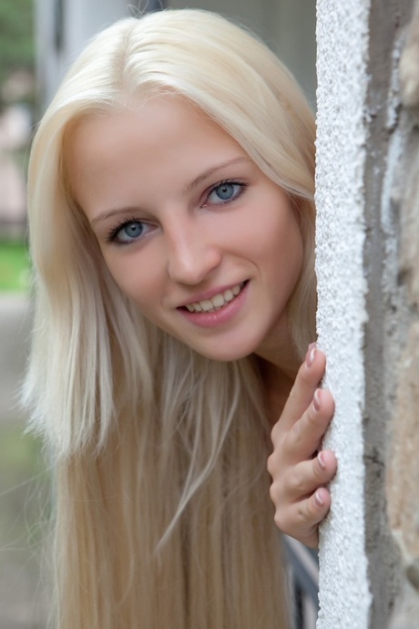 Blond tenåring med små pupper Alysha viser frem det deilige kjærlighetshullet sitt på en terrasse