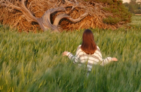 Le modèle solo Sofy Bee expose ses petits seins et son buisson lors d