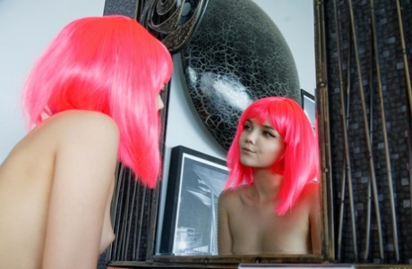 ピンク髪のロシア人ティーン、シャネル・フェン、毛深いマンコと小ぶりなおっぱいを公開