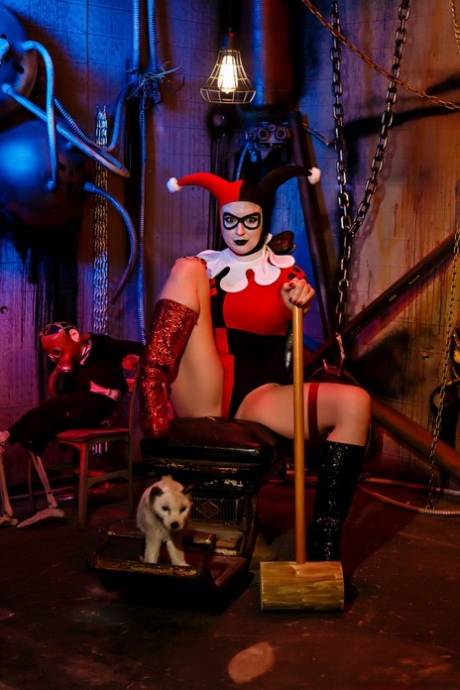 Zwoele Laya Falcon verkleed als Harley Quinn stript en betast zichzelf