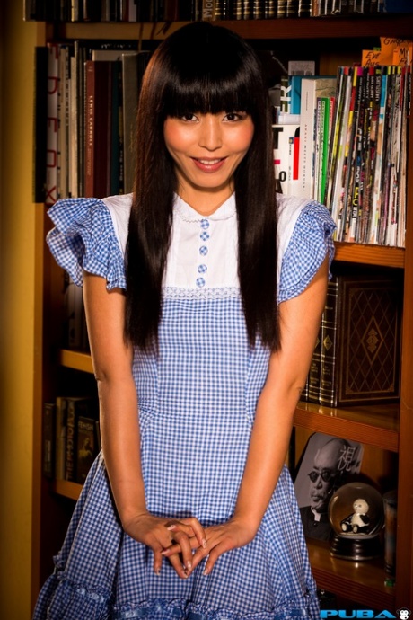 La teenager asiatica Marica Hase si alza il vestito e mostra le mutandine in biblioteca