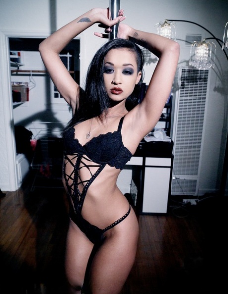 Brunetka, hebanowa striptizerka Skin Diamond pokazująca swoje naturalne cycki i łysą cipkę