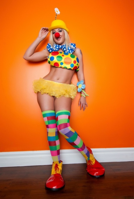 Gestapelte Blondine in einem sexy Cosplay-Kostüm Leya Falcon spielt mit ihren engen Löchern