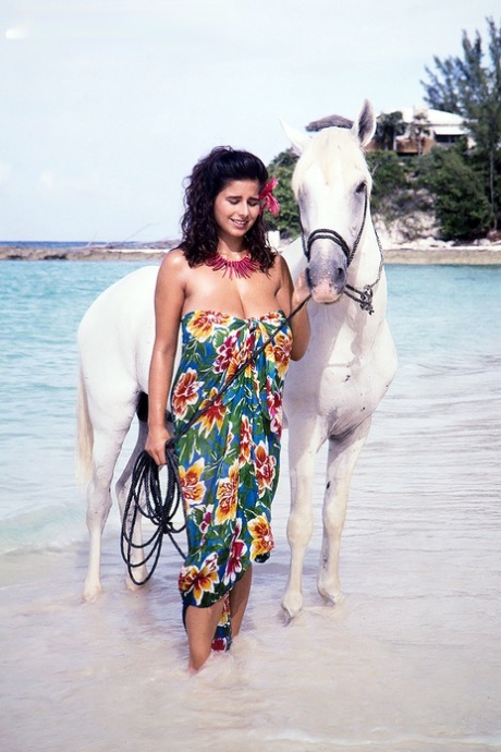 Solo model Chloe Vevrier laat haar tieten zien tijdens een dagje strand