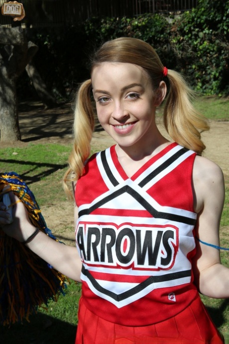 Pigtailed blond teen cheerleader Alexia Gold sutter og rider en stor sort pik