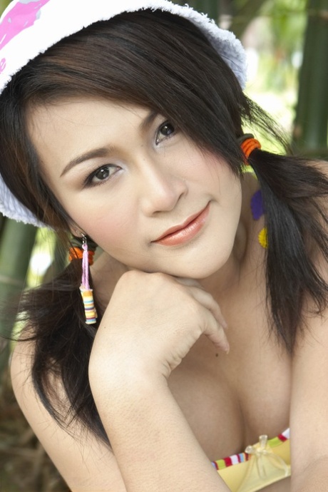 Transsexuel asiatique aux petits seins en plein air avec exhibition de bite
