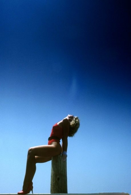 Блондинка Мишель Уолкер демонстрирует свое горячее тело в сексуальных съемках на открытом воздухе и в спальне