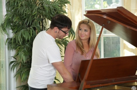 Blonde MILF geeft een geweldige pijpbeurt na haar pianoles, totdat hij klaarkomt