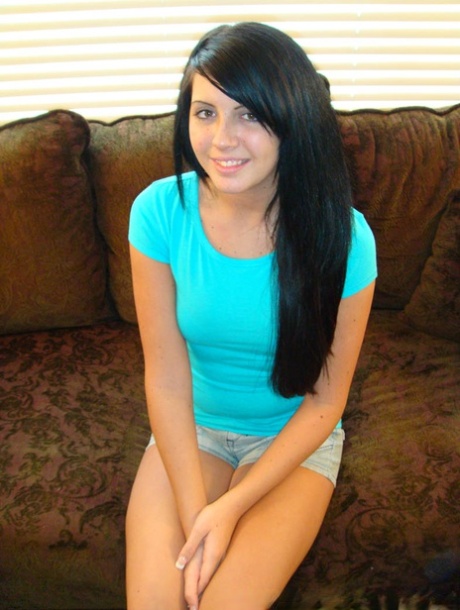 Skyla Paige, la ragazza dai capelli neri, si spoglia per farsi sditalinare la sua figa rosa da adolescente
