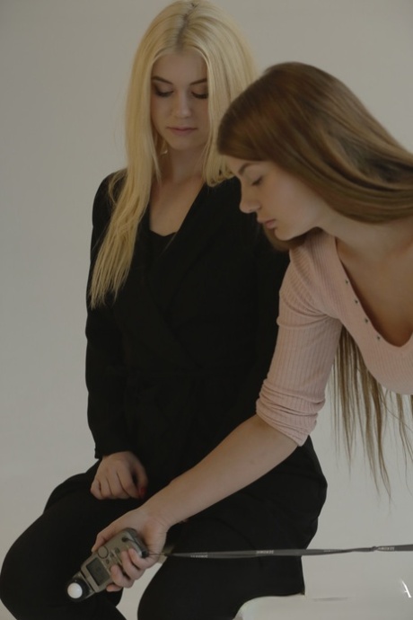Des filles chaudes habillent une beauté blonde pour du sexe 1 contre 1 avec leur maître.