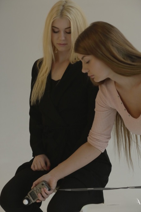 Heta brudar klär en blond skönhet för 1 på 1 sex med sin mästare