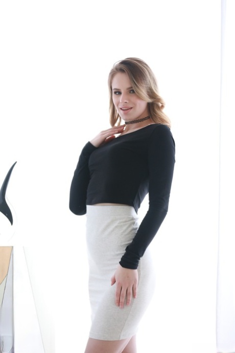 Svůdná pornohvězda Jillian Janson předvádí pomalý dráždivý striptýz