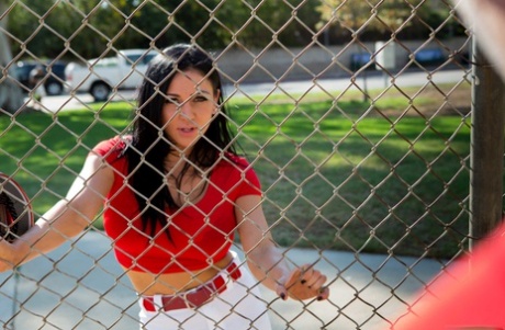 La jugadora de béisbol Audrey Bitoni seduce al entrenador de bateo