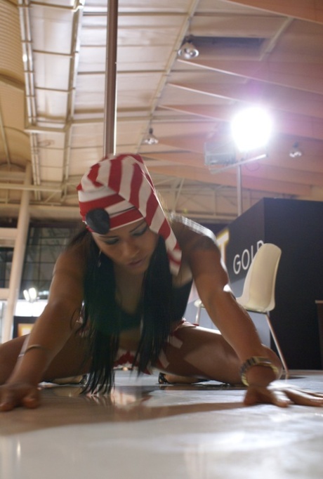 Colombiaanse stripper Yoha Galvez pronkt met haar naakte lichaam op het podium