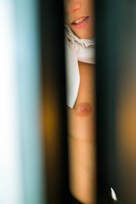 Štíhlá Francouzka Clea Gaultier kouří velké péro během pracovního pohovoru