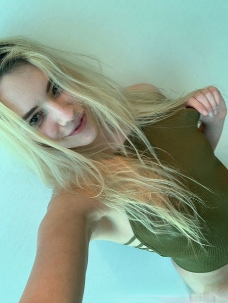 Blonďatá teenagerka Kenna James se svléká a vystavuje na odiv přírodní prsa v sóle