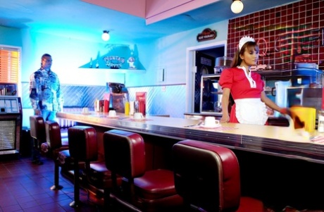 Горячая азиатская барменша Миа Смайлс трахается с возбужденным клиентом в баре