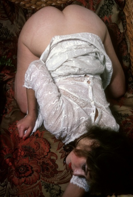 Vintage-Modell Valerie Rae Clark neckt mit ihrem Körper, während sie in Dessous posiert