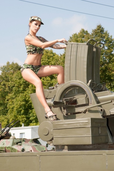 Kinky armékvinne Nikita Bellucci nyter en utendørs FMM 3some på en stridsvogn