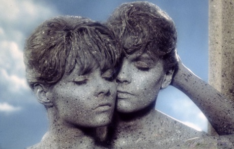 Stephanie Adams et Sunny Woods posent nues, couvertes de poussière spatiale