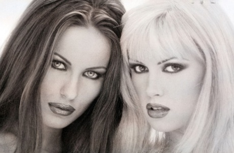 Les mannequins lesbiennes Kyla Cole et Nicole Marciano se donnent mutuellement du plaisir oral