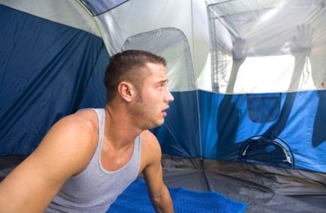Den korte latinamerikaneren Adriana Kelly blir knullet i teltet på campingturen