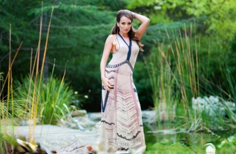 Brunettbrud med naturliga bröst Jenna Rose klär av sig och poserar på en utomhusbänk