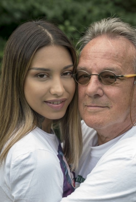 Une brune au miel avec un tatouage Roxy Lips chevauche la bite d’un vieux papa à l’extérieur