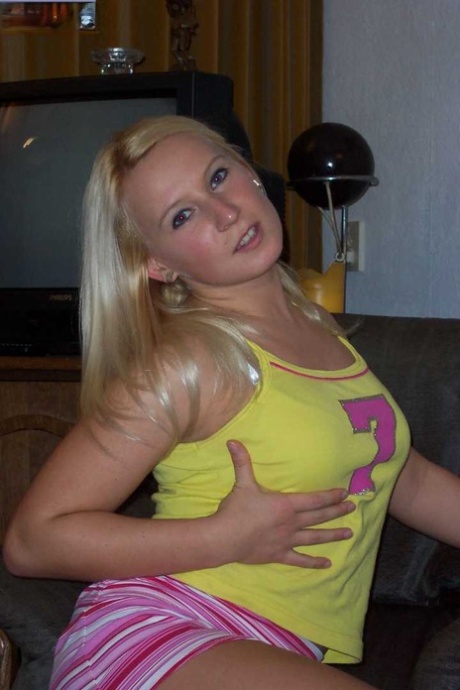 Blond babe med pæne bryster Gina Blonde bliver kneppet af en gammel bedstefar