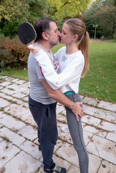 Русский подросток Ivi Rein получает ее невинная киска уничтожены ее сахарный папа