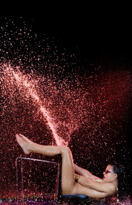 Brunett porrstjärna i solglasögon Krista Ayne poserar naken med en vattenslang