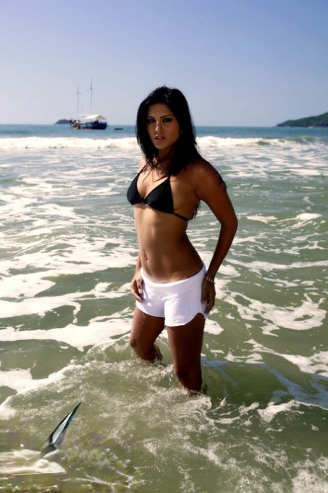 Ciemnowłosy MILF Sunny Leone prezentuje swoje gorące nagie ciało na plaży