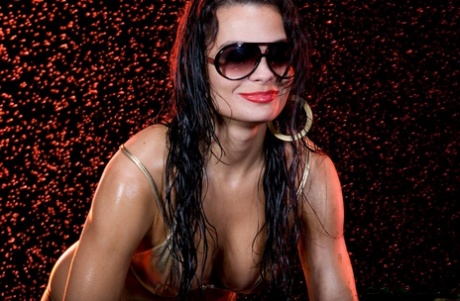 La latina in bikini dorato Krista Ayne si bagna giocando con un tubo d