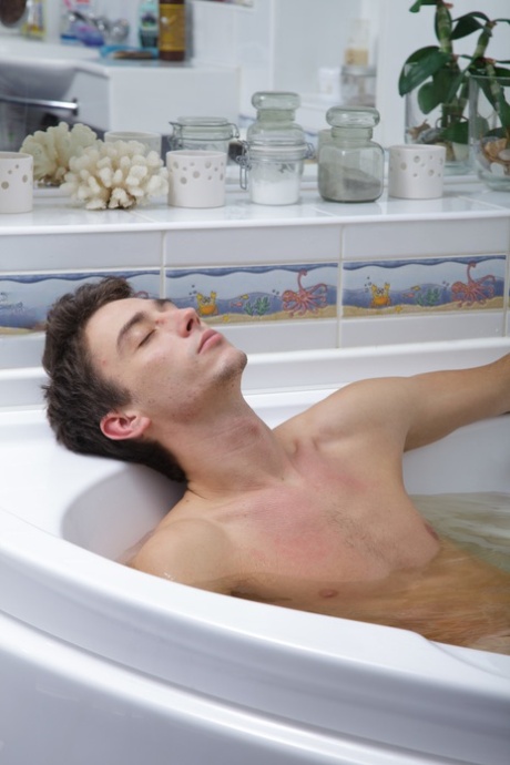 Adolescente magra faz uma limpeza facial depois de seduzir o seu homem numa banheira de hidromassagem