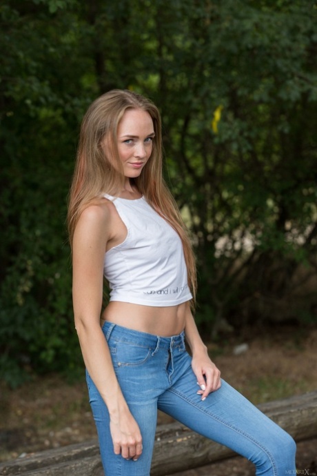 Sexig rysk modell Andrea Sixth klär av sig i parken och onanerar