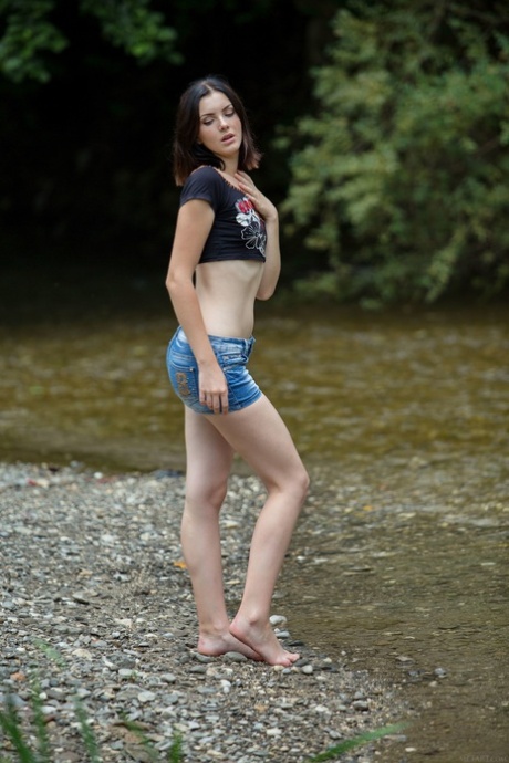 Kręcona nastolatka Cordoba rozbiera się w strumieniu i dotyka swojego idealnego ciała