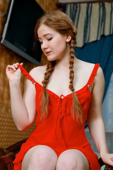 Glamouröses Teenie-Babe Anicka zieht ihr rotes Kleid aus und fingert ihre Muschi