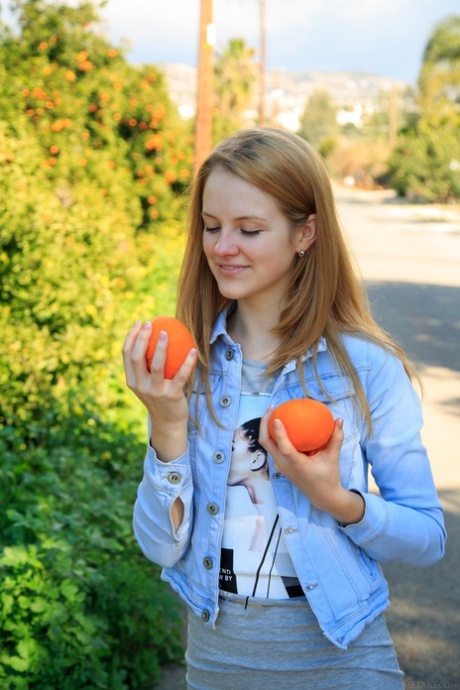 Sexy babe Alice může ukazuje její štíhlé tělo, zatímco úplně nahá venku