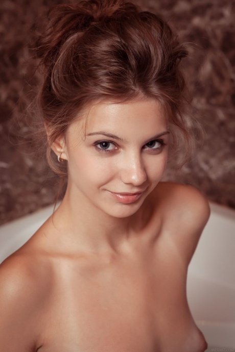 Натуральная малышка Эмма Свит моет свое горячее тело с линиями загара в ванной