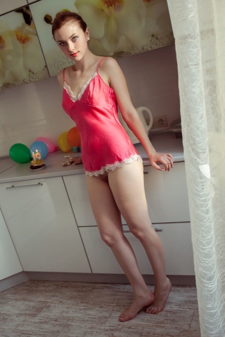 La glamurosa ucraniana Jamie Joi muestra su culo firme, su coño pelado y sus tetas