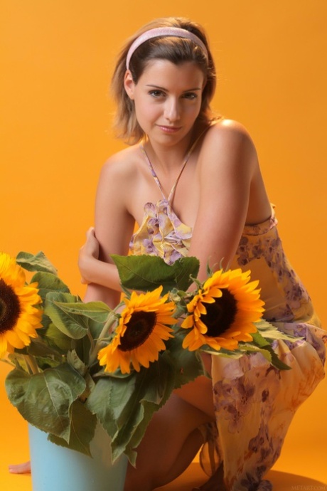 Sexy Teenie-Schönheit Vienna stellt ihre großen Titten zur Schau und posiert mit Sonnenblumen