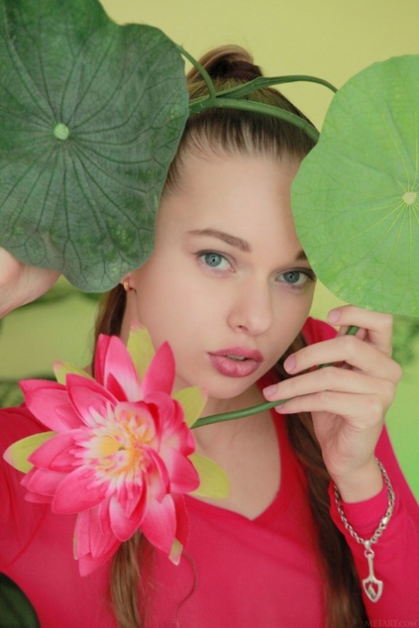 Adorable Teen mit einem haarigen Muff Milena D posiert in rosa Strümpfen in einem Solo