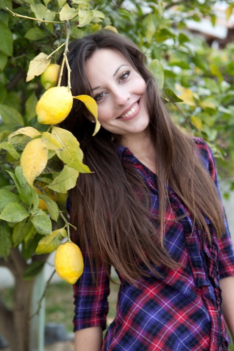 A doce adolescente morena Lorena B exibe a sua rata apertada e as suas mamas pequenas