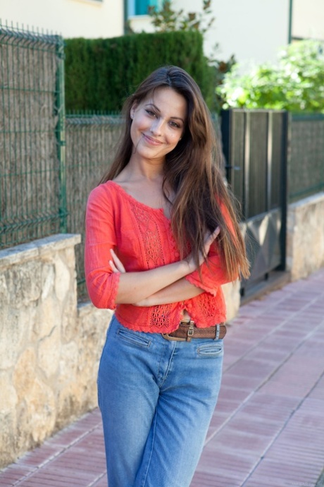 Mooie brunette tiener Lorena B onthult haar harige poesje en poseert in een solo